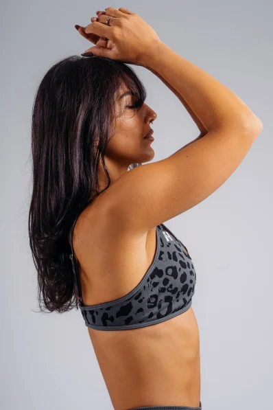 NEBBIA Medium support sports bra with leopard pattern PRIMAL black 2