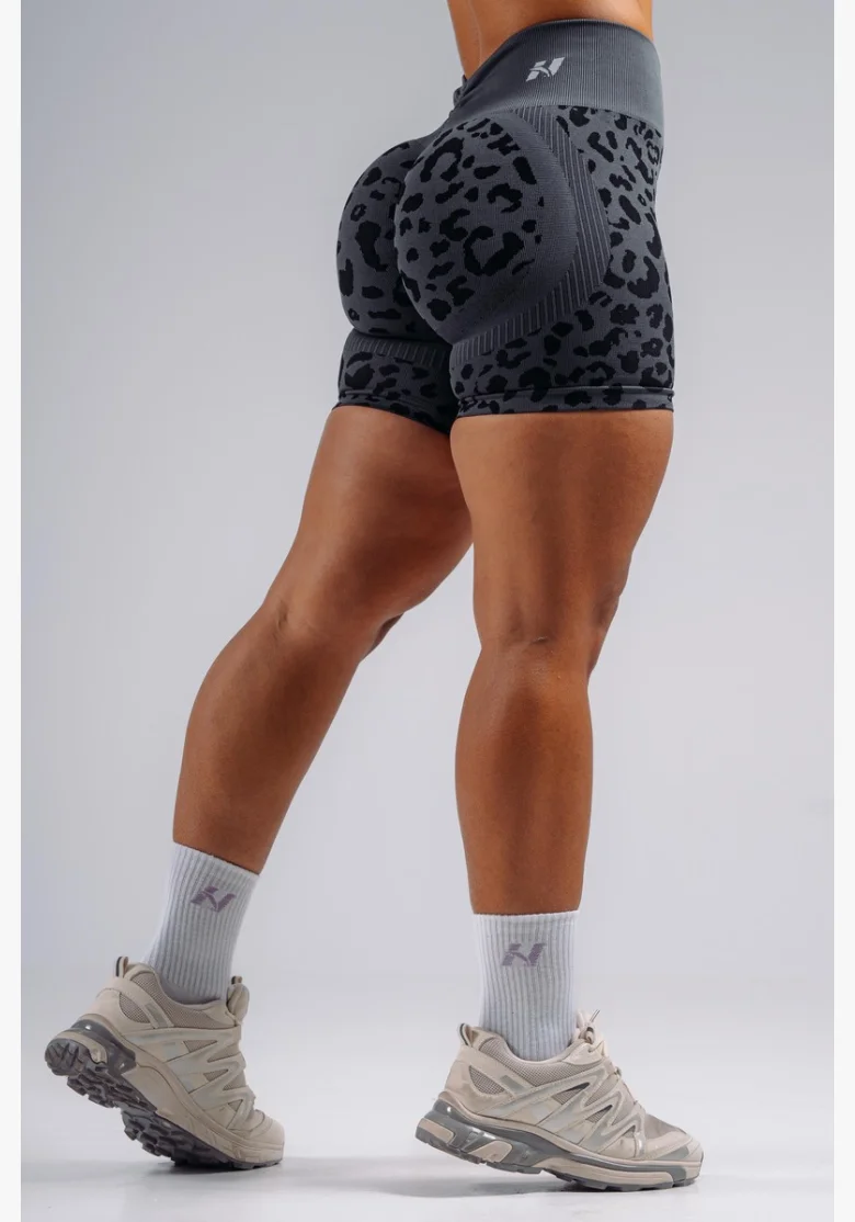 NEBBIA Compression push-up shorts with leopard pattern PRIMAL black
