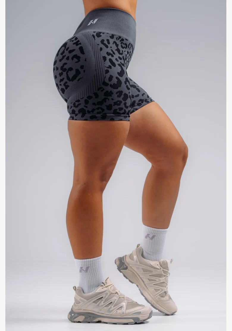 NEBBIA Compression push-up shorts with leopard pattern PRIMAL black