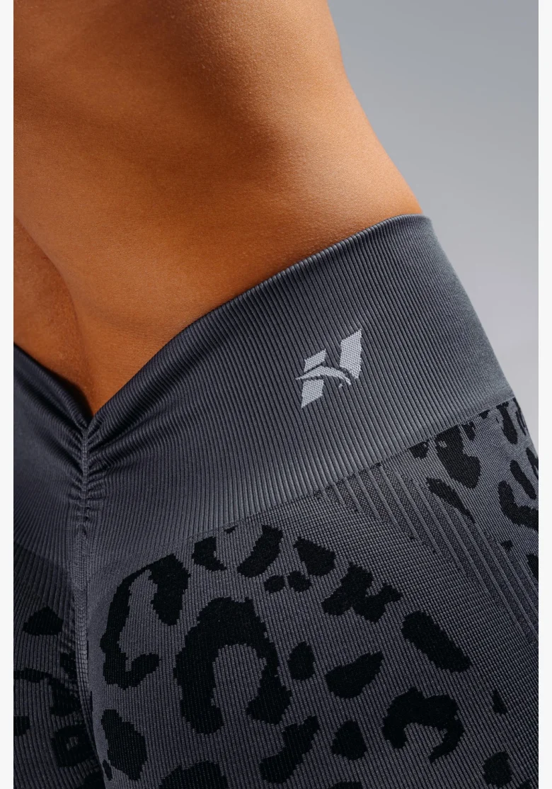 NEBBIA Compression push-up shorts with leopard pattern PRIMAL black