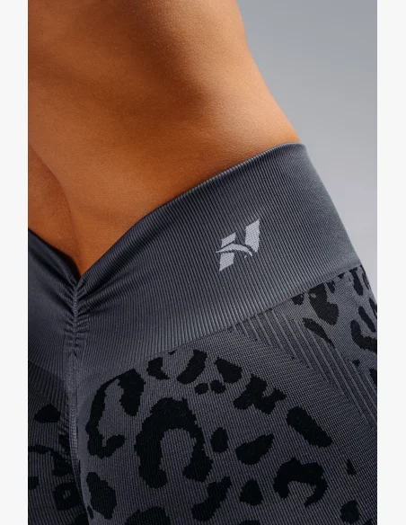 NEBBIA Compression push-up shorts with leopard pattern PRIMAL black