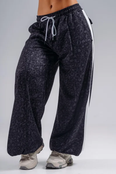 NEBBIA Baggy sweatpants with leopard pattern PRIMAL black