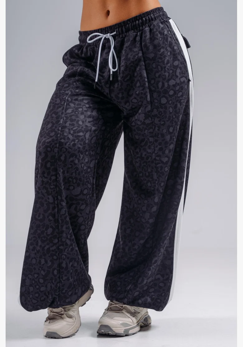NEBBIA Baggy sweatpants with leopard pattern PRIMAL black