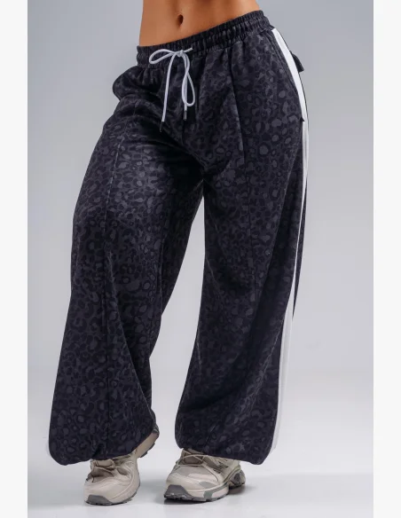 NEBBIA Baggy sweatpants with leopard pattern PRIMAL black