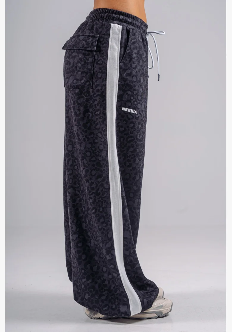 NEBBIA Baggy sweatpants with leopard pattern PRIMAL black