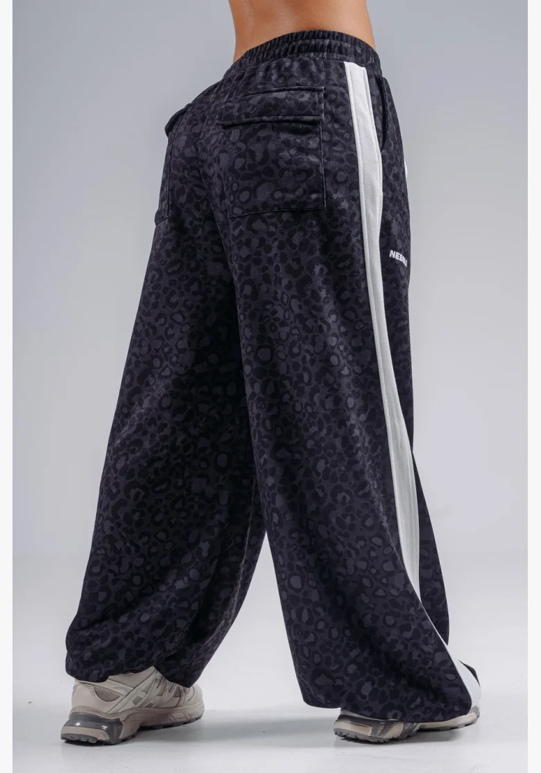 NEBBIA Baggy sweatpants with leopard pattern PRIMAL black