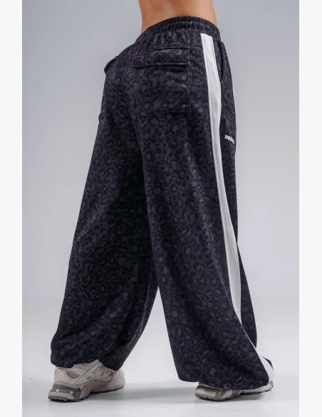 NEBBIA Baggy sweatpants with leopard pattern PRIMAL black