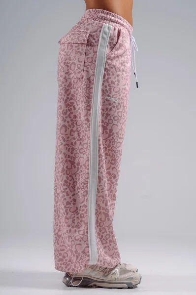 NEBBIA Baggy sweatpants with leopard pattern PRIMAL pink 2