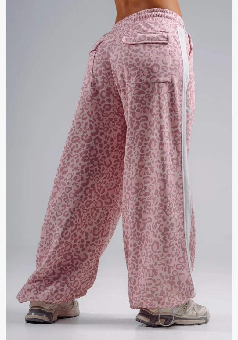 NEBBIA Baggy sweatpants with leopard pattern PRIMAL pink