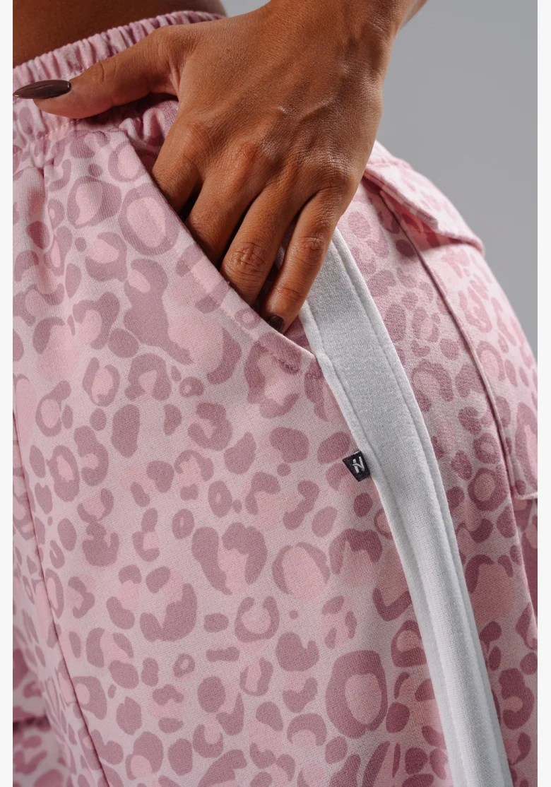 NEBBIA Baggy sweatpants with leopard pattern PRIMAL pink