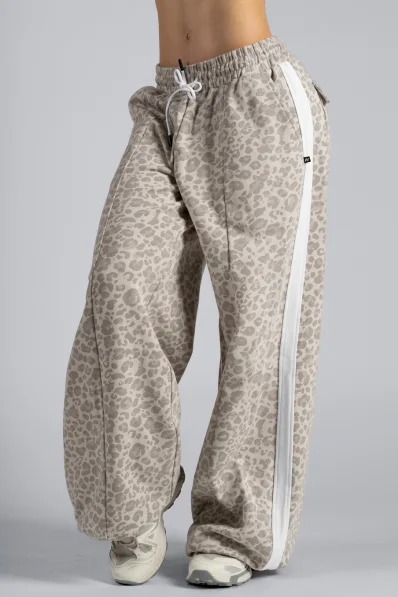 NEBBIA Baggy sweatpants with leopard pattern PRIMAL cream