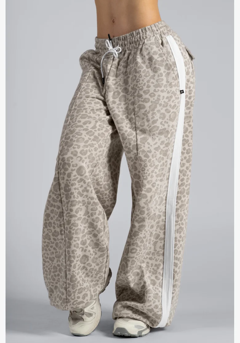 NEBBIA Baggy sweatpants with leopard pattern PRIMAL cream