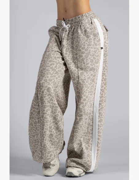 NEBBIA Baggy sweatpants with leopard pattern PRIMAL cream
