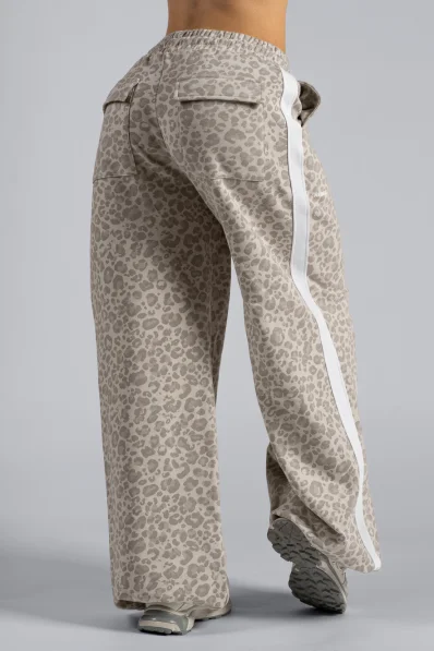 NEBBIA Baggy sweatpants with leopard pattern PRIMAL cream 2