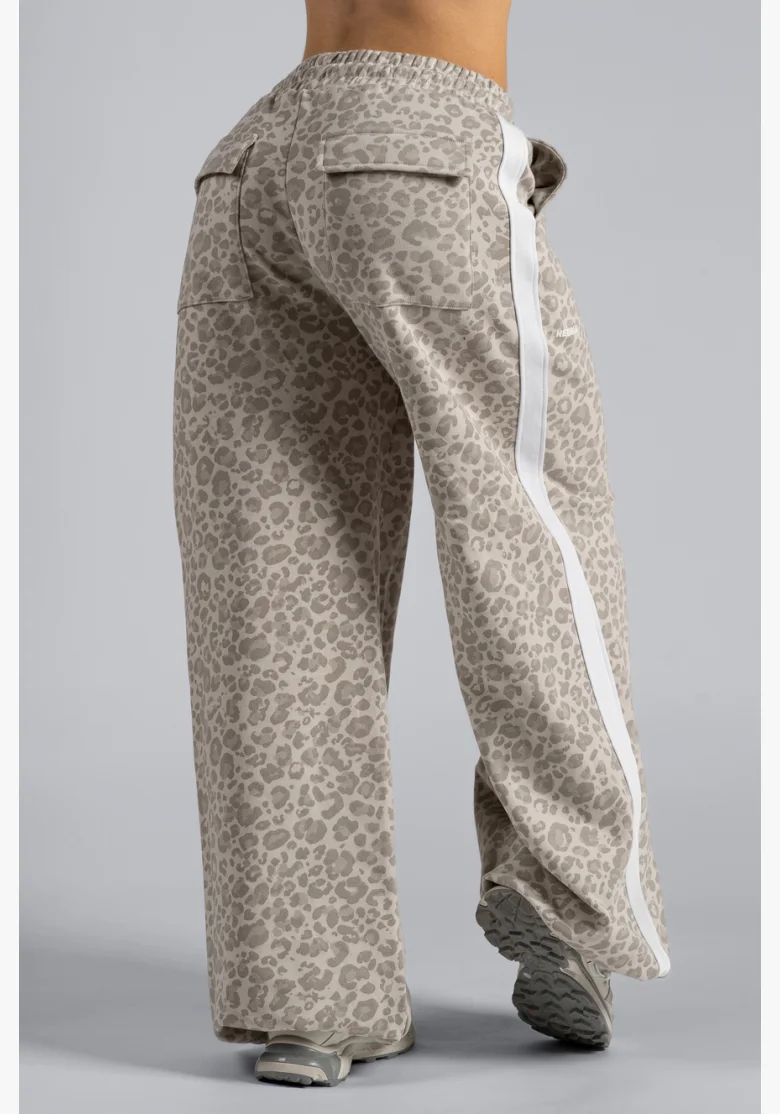 NEBBIA Baggy sweatpants with leopard pattern PRIMAL cream
