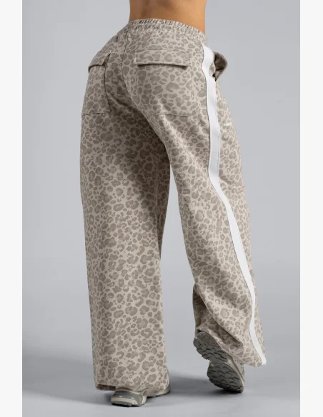 NEBBIA Baggy sweatpants with leopard pattern PRIMAL cream