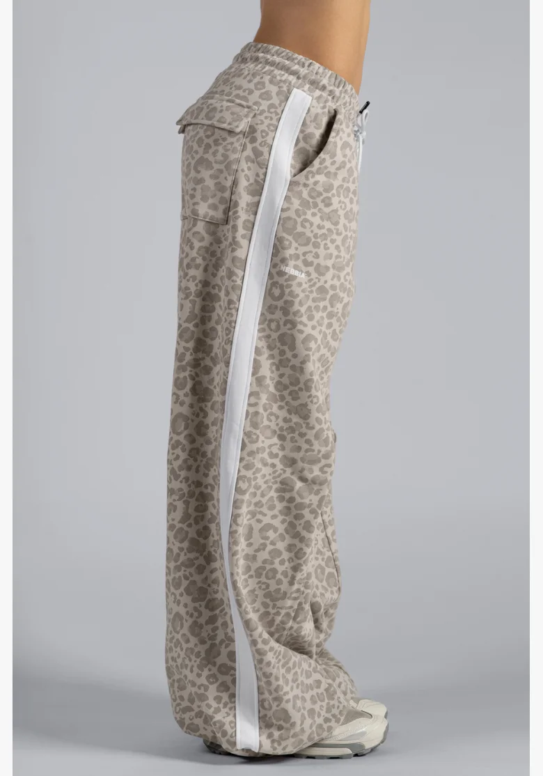 NEBBIA Baggy sweatpants with leopard pattern PRIMAL cream