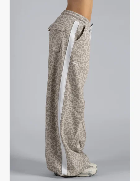 NEBBIA Baggy sweatpants with leopard pattern PRIMAL cream
