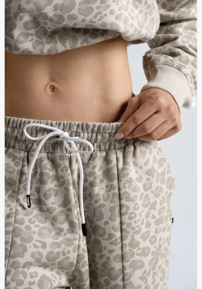 NEBBIA Baggy sweatpants with leopard pattern PRIMAL cream