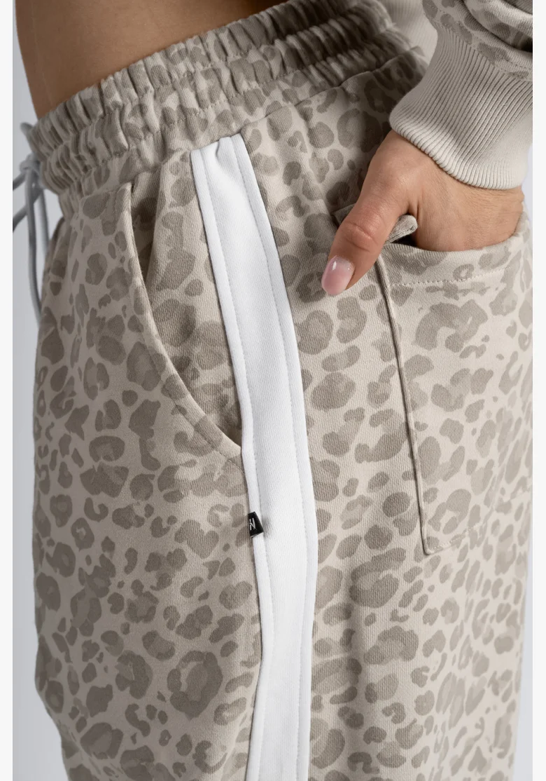 NEBBIA Baggy sweatpants with leopard pattern PRIMAL cream