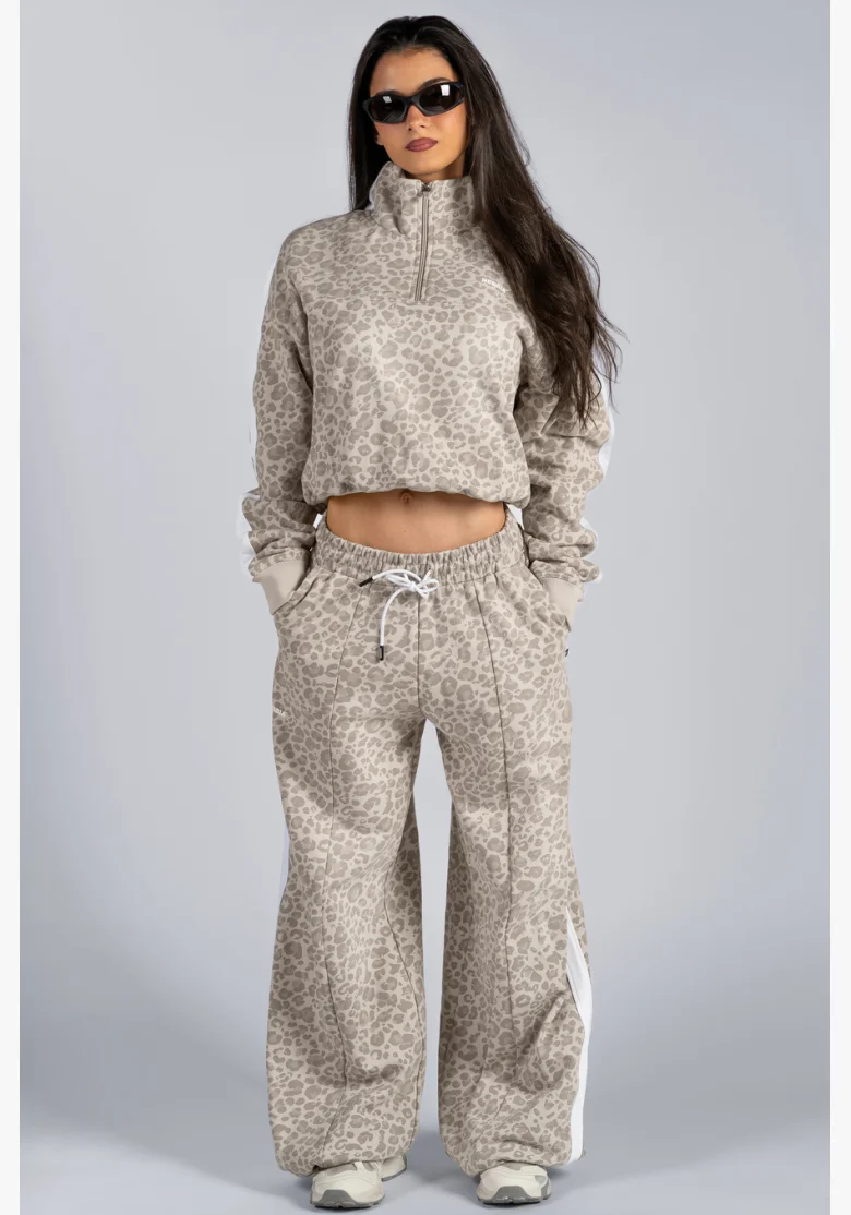 NEBBIA Baggy sweatpants with leopard pattern PRIMAL cream