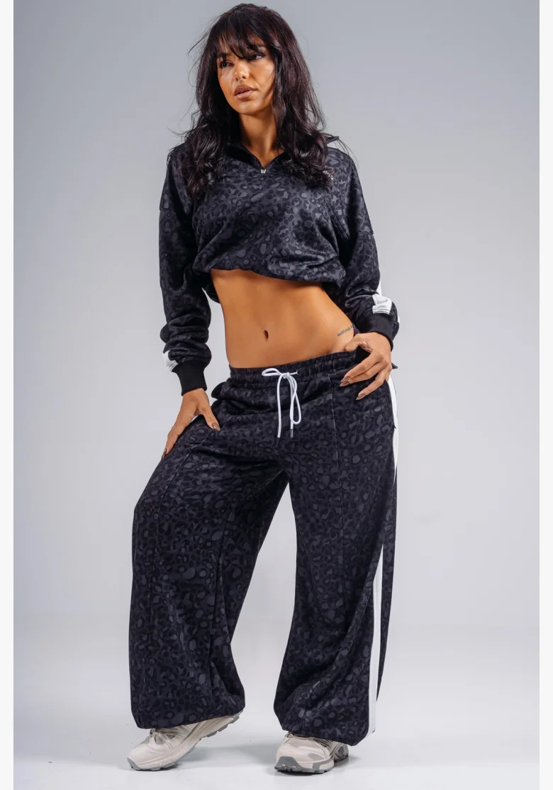 NEBBIA Baggy sweatpants with leopard pattern PRIMAL black