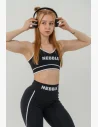 The sports bra with contrasting edging is a trendy piece that can easily accompany you in your 24/7 gym life.