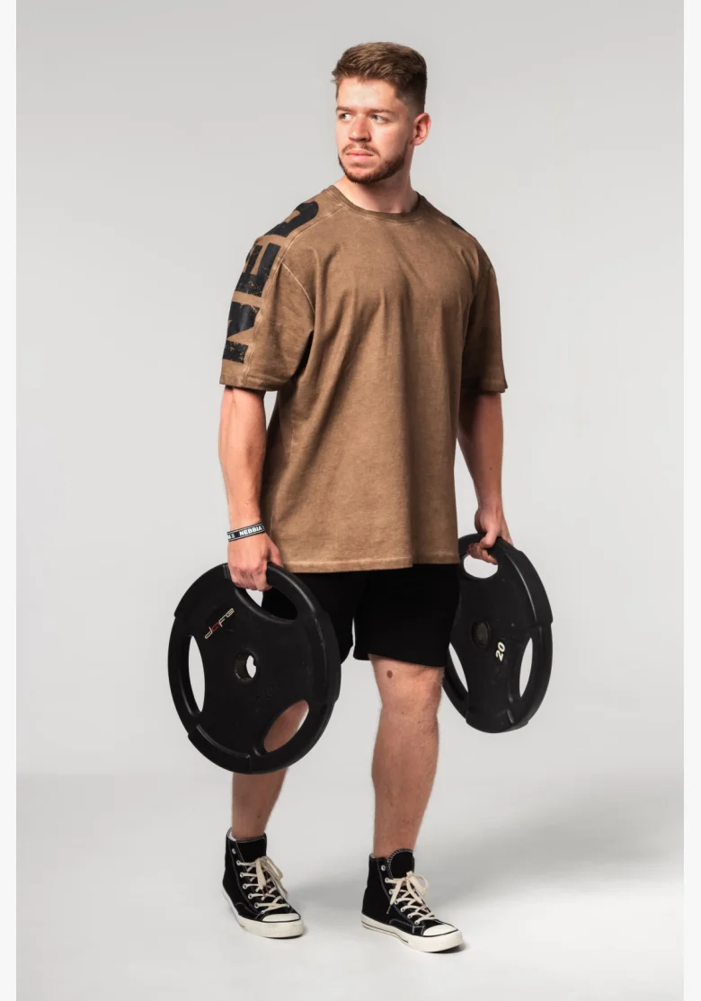 NEBBIA • NEBBIA Washed-off oversized t-shirt LIFTING CLUB brown • Nebshop.cz