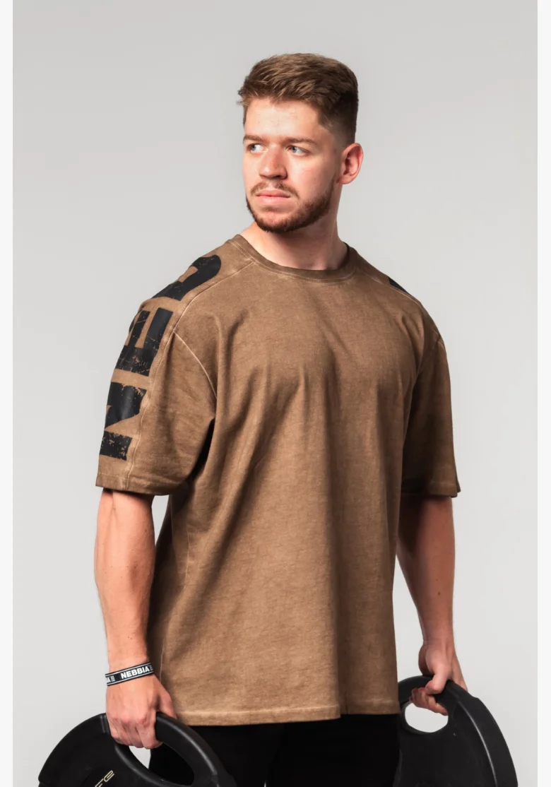 NEBBIA • NEBBIA Washed-off oversized t-shirt LIFTING CLUB brown • Nebshop.cz