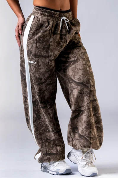 NEBBIA Oversized sweatpants POWER Camo pale
