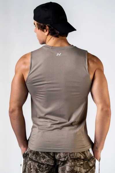 NEBBIA Seamless sleeveless POWER t-shirt in beige 2