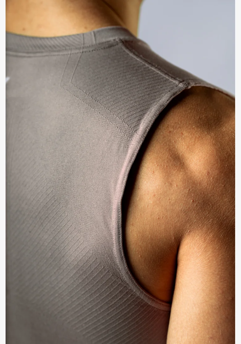 NEBBIA Seamless sleeveless POWER t-shirt in beige