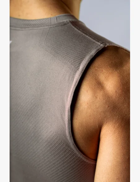 NEBBIA Seamless sleeveless POWER t-shirt in beige